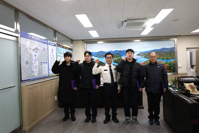 ▲ 충북 제천소방서는 19일 지난해 10월 출근길 교통사고 현장에서 심정지 상태의 30대 운전자를 살린 영월소방서 이용식 소방경 등 5명에게 하트 세이버 인증서를 수여했다.