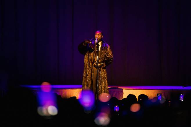 서울 영등포구 명화라이브홀에서 18일 열린 <디어 비러브드 더 투어(Dear Beloved, The Tour)> 한국 콘서트에서 가수 기비온이 노래를 부르고 있다. 라이브네이션코리아 제공