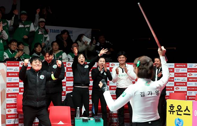하나카드 김가영이 경기를 끝낸 뒤 팀원들과 함께 환호하고 있다. PBA 제공