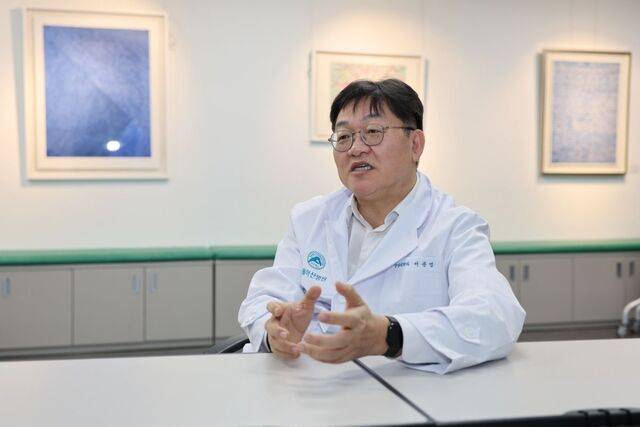 서준범 서울아산병원 영상의학과 교수는 지난 15일 국민일보와 인터뷰에서 “현재 국내에서 문제가 되고 있는 지역·필수·공공·응급의료 위기에 대처하기 위해선 인공지능(AI) 기술 개발 역시 중요한 만큼 공공·민간의료, 산업, 의료 소비자 모두의 관심과 지지가 필요하다”고 강조했다.