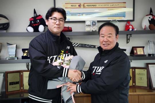 kt wiz와 계약한 장성우(왼쪽)