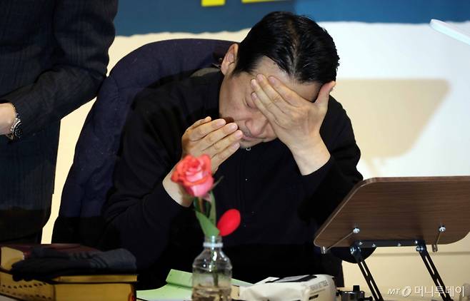 장동혁 국민의힘 대표가 19일 오전 서울 여의도 국회 로텐더홀에서 '민주당의 공천 뇌물·통일교 게이트 특검 수용'을 촉구하며 단식농성을 하며 힘겨워하고 있다./사진=뉴시스