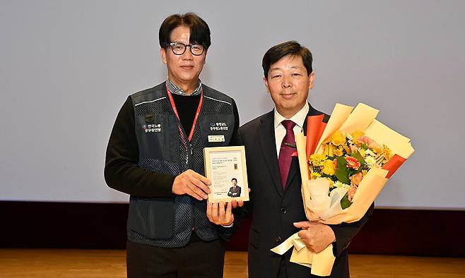 세번이나 충남도청공무원노조로부터 베스트 간부에 선정된 바 있는 박 부지사가 퇴임식장에서 최정희 위원장으로부터 감사패와 꽃다발을 받았다.