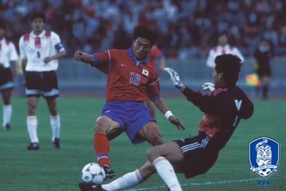 ▲ 1998년 프랑스 월드컵을 앞두고 잠실올림픽주경기장에서 치른 중국과의 평가전에서 중국 골키퍼의 거친 플레이에 무릎 부상을 당한 황선홍. ⓒ 대한축구협회