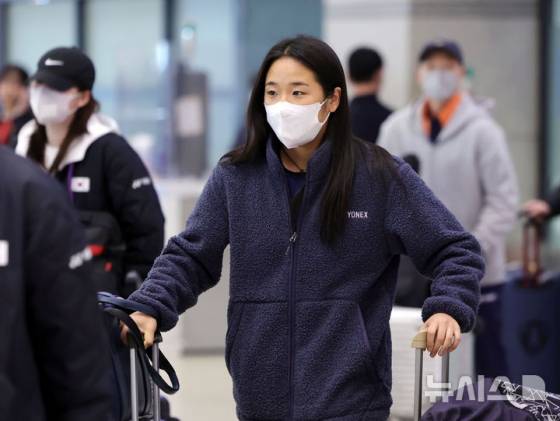 세계배드민턴연맹(BWF) 월드투어 인도 오픈(슈퍼 750)에서 우승한 안세영이 19일 인천국제공항 제1터미널로 귀국하고 있다. /사진=뉴시스