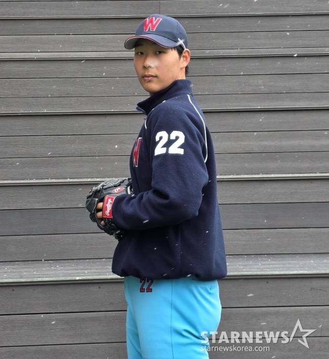 휘문고 변지석이 최근 휘문고 운동장에서 스타뉴스와 만나 포즈를 취하고 있다. /사진=김동윤 기자