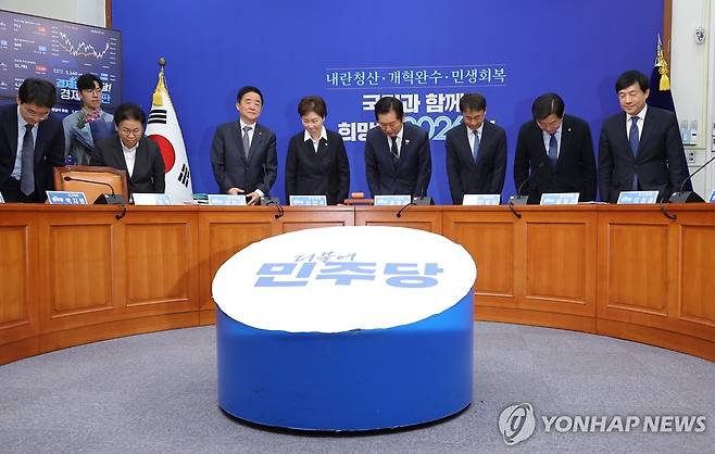 완전체로 인사하는 민주당 지도부 (서울=연합뉴스) 황광모 기자 = 더불어민주당 정청래 대표와 한병도 원내대표, 최고위원들이 지난 12일 서울 여의도 국회에서 열린 최고위원회의에서 인사하고 있다. 왼쪽부터 박지원, 문정복, 강득구, 이언주 최고위원, 정 대표, 한 원내대표, 황명선, 이성윤 최고위원. 2026.1.12 hkmpooh@yna.co.kr