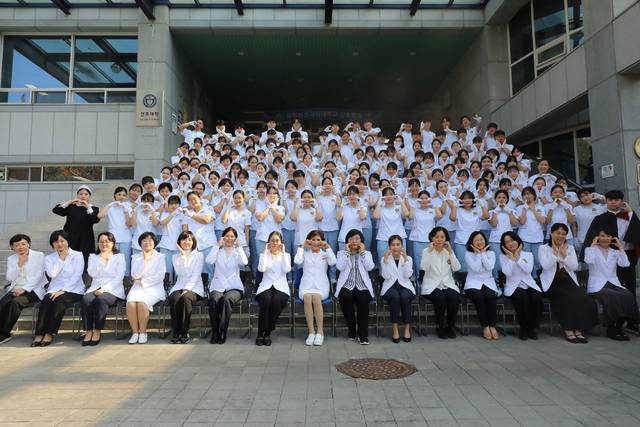 ▲ 충북보건과학대 간호학과 학생회는 2025년 한 해 동안 헌혈증 기부 캠페인을 전개, 91매의 헌혈증을 한국백혈병혈액암환우회에 기부했다. /충북보과대 제공