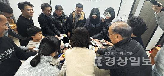 ▲ 외국인 주민이 빠르게 늘고 있는 울산 동구에서 지난해 말부터 이주민과 선주민을 잇는 커뮤니티 실험'리부트 울산' 프로젝트가 시작되고 있다. 거점 공간 '안녕, 방어진'과 '함께 밥짓는 마음' 등 프로그램 진행 모습들. 안녕방어진 제공