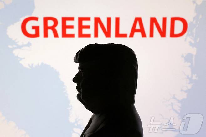 3D 프린터로 제작된 도널드 트럼프 미국 대통령의 미니어처 모형과 그린란드 지도. 2025.1.27./뉴스1 ⓒ 로이터=뉴스1