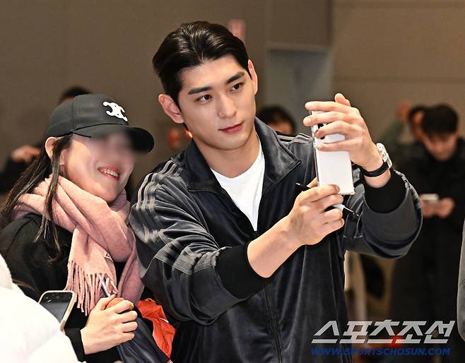 21일 오후 이정후가 인천공항 제2터미널을 통해 출국했다. 출국에 앞서 팬들과 셀카를 찍고 있는 이정후. 인천공항=송정헌 기자songs@sportschosun.com/2026.01.21/