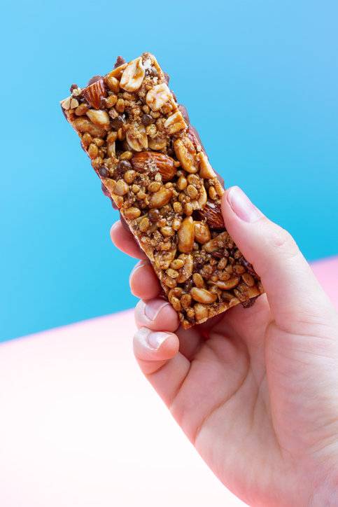 단백질 바에는 당분과 소금 등 맛을 위해 다른 성분도 많이 첨가한다. 사진=게티이미지코리아.