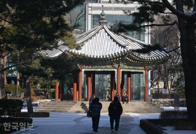 13일 오전 무료급식 인파가 빠져나간 뒤 서울 종로구 탑골공원 팔각정이 한산하다. 최주연 기자