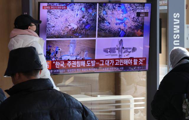 11일 서울역 대합실에서 시민들이 북한의 무인기 영공 침범 주장 관련 뉴스를 보고 있다. 연합뉴스