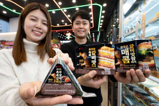 세븐일레븐은 '술 빚는 윤주모' 윤나라 셰프와 협업해 내달 3일 푸드 간편식 3종을 출시한다. 흑백요리사2 톱7 진출전에서 윤 셰프가 1등의 영예를 거머쥔 '박포갈비와 무생채 쌈' 속 갈비, 무생채, 쌈장이 모두 들어간 게 특징이다. 세븐일레븐 제공