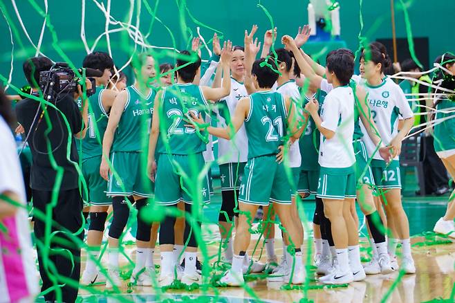 여자프로농구 하나은행이 시즌 전 예상을 비웃듯이 압도적 1위를 질주 중이다. 사진은 지난해 12월 삼성생명전서 6연승에 성공하고 환호하는 하나은행 선수단. 사진=WKBL
