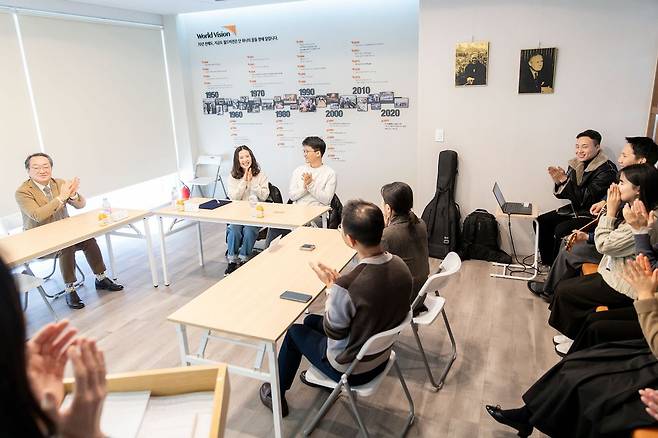 보험금 1억원을 기부하기로 결정한 장세정(왼쪽 둘째)씨가 지난 2024년 서울 영등포구 월드비전에서 열린 유산기부 서약식에 참석한 모습. 사진 월드비전