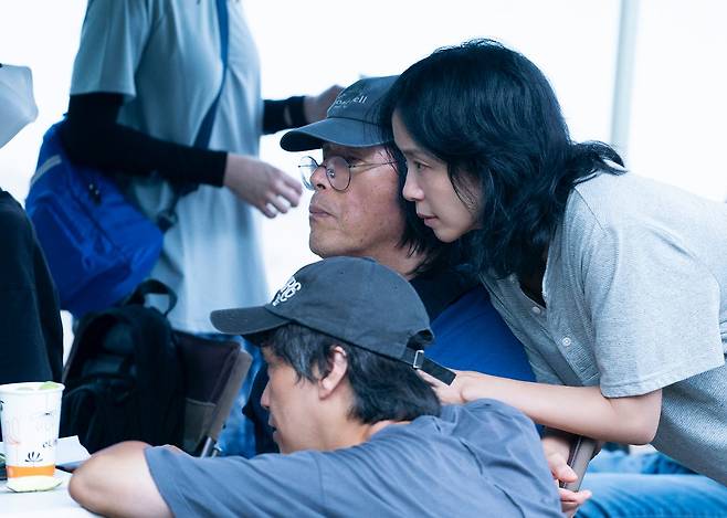 이창동 감독의 '가능한 사랑'은 극과 극의 삶을 살아온 두 부부의 세계가 얽히며 네 사람의 일상에 균열이 퍼져가는 이야기다. 사진 넷플릭스