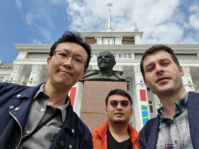 러시아의 우크라이나 침공 직후인 2022년 4월 몰도바의 친러 분리주의 지역 트란스니스트리아를 찾은 정철환 기자. 인민대회당 앞 레닌 동상을 배경으로 동행한 이들과 사진을 찍었다. 트란스니스트리아는 1992년 내전으로 몰도바에서 분리된 이후 러시아군이 평화유지군으로 주둔하면서 국경 통제를 하고 있다. /정철환 제공