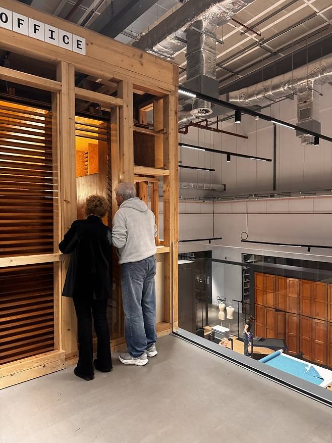 V&A East Storehouse에서 1930년대 카우프만의 사무실 내부를 들여다보고 있는 관람객들. ⓒBora Kim