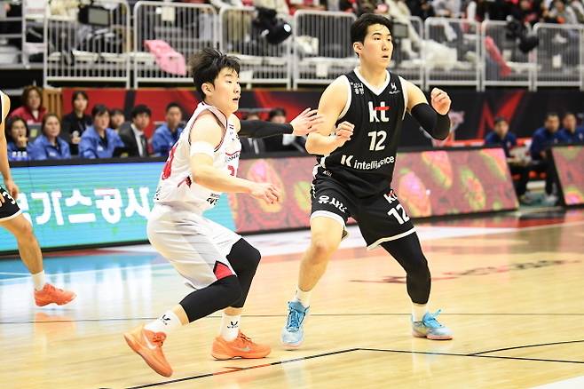 정관장 문유현(사진 왼쪽), KT 문정현. 둘은 친형제다. 사진=KBL