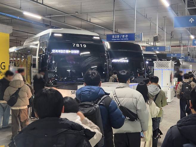 삼성전자 직원들이 지난 16일 오후 5시쯤 경기 화성시 삼성전자 화성캠퍼스 통근버스 탑승장에서 통근버스를 기다리고 있다./사진=최지은 기자