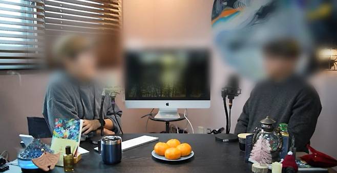 '북한 무인기 사건'으로 수사를 받고 있는 에스텔엔지니어링의 대북 전문 이사 김 모 씨(오른쪽)의 인터뷰 영상. 2025년 1월 13일 모 유튜브 채널에 업로드 된 세 편짜리 영상으로 2시간 30분 분량이다.