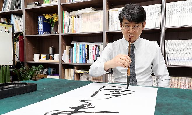 권건우 위데이터랩 대표가 지난 15일 서울 종로구 경운동에 위치한 사무실에서 서예를 배울수록 검술과 같다며 서검(書劍)을 쓰고 있다. 권 대표는 대학 재학 시절 여초 김응현 선생으로부터 서예를 배운 뒤 35년 동안 끊임없이 글씨를 써오고 있다. 서예를 하는 IT 전문가로 왕성한 활동을 하고 있다. 이제원 선임기자