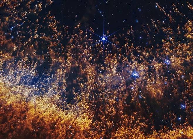 제임스 웹 우주망원경이 촬영한 헬릭스 성운 세부 모습. NASA, ESA, CSA, STScI; Image Processing: Alyssa Pagan (STScI)