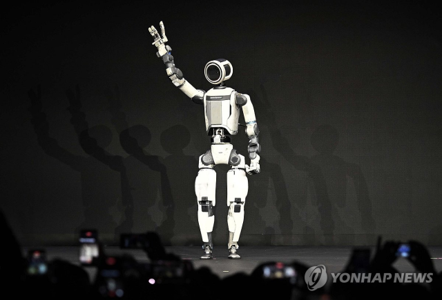 세계 최대 가전·정보기술(IT) 전시회 'CES 2026' 개막을 하루 앞둔 5일(현지시간) 미국 네바다주 라스베이거스 만달레이베이에서 열린 현대차그룹 프레스 컨퍼런스에서 차세대 전동식 아틀라스 시제품이 손인사하고 있다. 연합뉴스