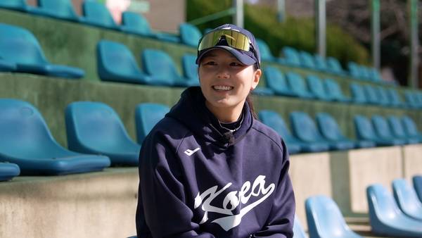 여자야구 박주아가 20일 창원시 성산구 올림픽공원야구장(88야구장)에서 훈련 중 경남도민일보와 인터뷰 하고 있다. /김연수 기자