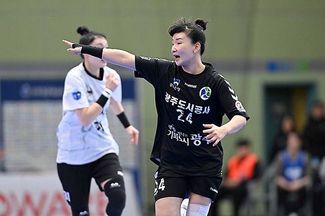 지난 18일 삼척시청전에서 경기 조율 중인 이효진. 한국핸드볼연맹 제공