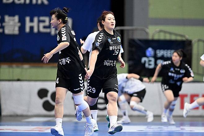 지난 18일 삼척시청전에서 하이파이브 중인 광주도시공단 선수들. 한국핸드볼연맹 제공