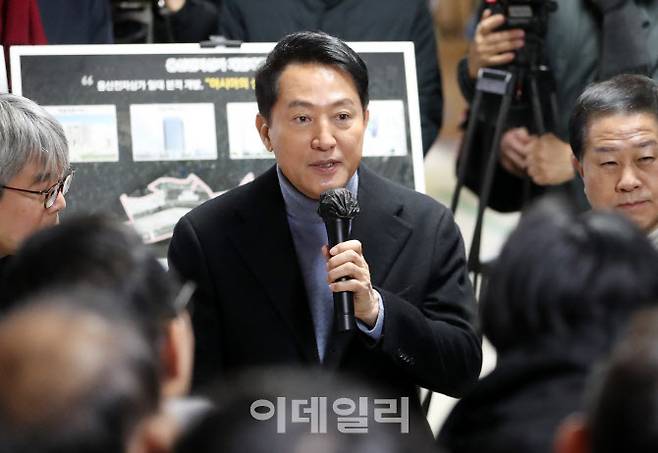 오세훈 서울시장이 22일 오전 서울 용산구 용산전자상가 재개발구역을 방문해 상인 및 주역주민 등과 간담회를 갖고 있다. (사진=김태형 기자)