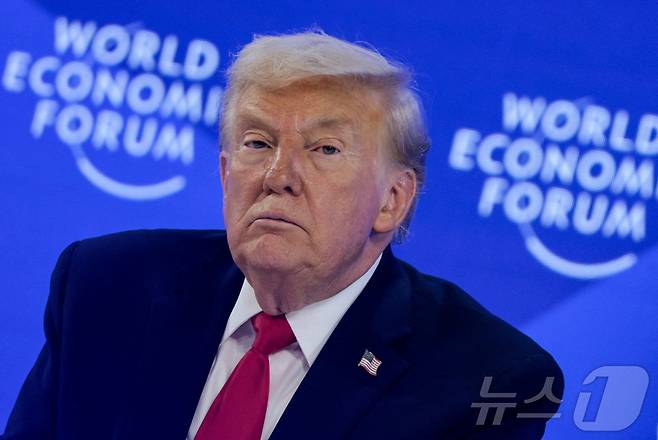 21일(현지시간) 도널드 트럼프 미국 대통령이 스위스 다보스에서 열린 세계경제포럼(WEF) 연례총회(다보스포럼)에 참석해 뵈르게 브렌데 WEF 최고경영자(CEO)와 대담을 하고 있다. 2026.01.21 ⓒ 로이터=뉴스1 ⓒ News1 김지완 기자