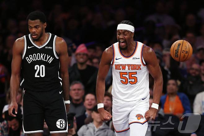 브루클린 네츠(왼쪽)는 22일(한국시간) 열린 2025-26 NBA 정규리그 뉴욕 닉스전에서 66-120으로 대패했다. ⓒ AFP=뉴스1