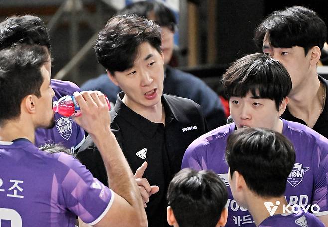 박철우 우리카드 감독대행(검은색 상의)이 22일 대전 충무체육관에서 열린 2025-26 V리그 남자부 삼성화재전에서 작전을 지시하고 있다. (KOVO 제공)