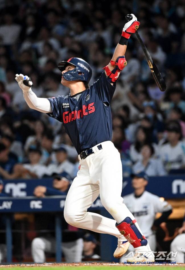 19일 창원NC파크에서 열린 롯데와 NC의 경기, 3회초 2사 1루 롯데 윤동희가 2점홈런을 치고 있다. 창원=허상욱 기자wook@sportschosun.com/2025.09.19/