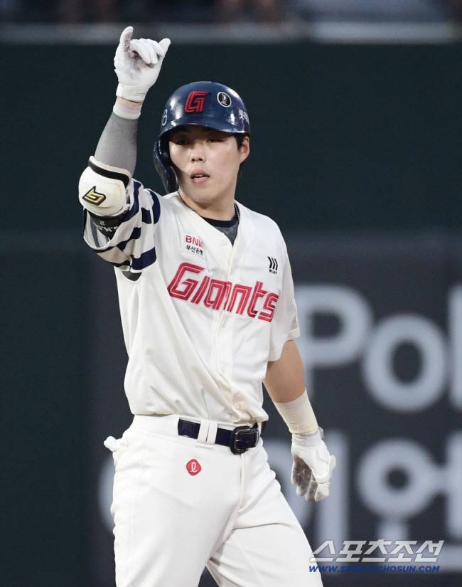 13일 부산 사직구장에서 열린 롯데와 SSG의 경기. 2회 1타점 적시 2루타를 날린 롯데 고승민. 부산=송정헌 기자songs@sportschosun.com/2025.09.13/