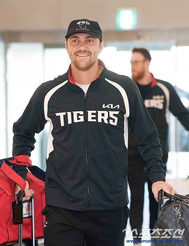 KIA 타이거즈 이범호 감독과 코칭스태프, 외국인 선수들이 22일 오후 김포공항에 도착해 스프링캠프 장소인 일본 아마미오시마로 출국했다. 네일이 출국장에 들어서고 있다. 김포공항=정재근 기자 cjg@sportschosun.com/2026.1.22/