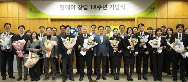 진에어는 22일 서울 강서구 본사에서 창립 18주년 기념식을 열고 통합 저비용항공사(LCC) 출범을 앞둔 새로운 도약을 다짐했다. /진에어