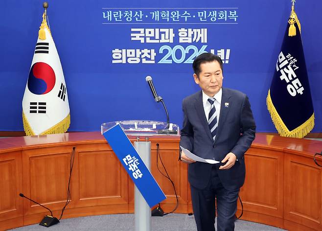 정청래 더불어민주당 대표가 22일 오전 서울 여의도 국회에서 조국혁신당과의 합당을 제안하는 긴급기자회견을 마친 후 이동하고 있는 가운데 더불어민주당 간판이 떨어지고 있다. /뉴시스