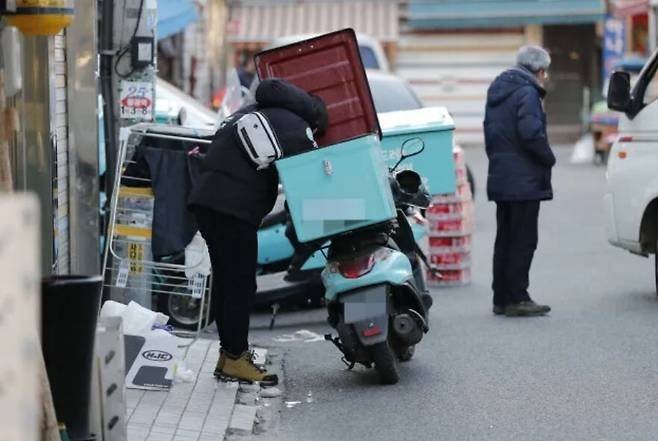 서울 용산구에서 한 오토바이 배달원이 음식을 배달하고 있다. 한겨레 자료사진