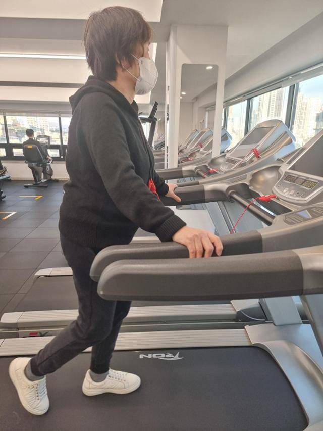 이현자씨가 서울 동작구 상도동 장애인 전용 헬스장에서 안전핀을 착용한 채 러닝머신을 이용하고 있다. 김지섭 기자