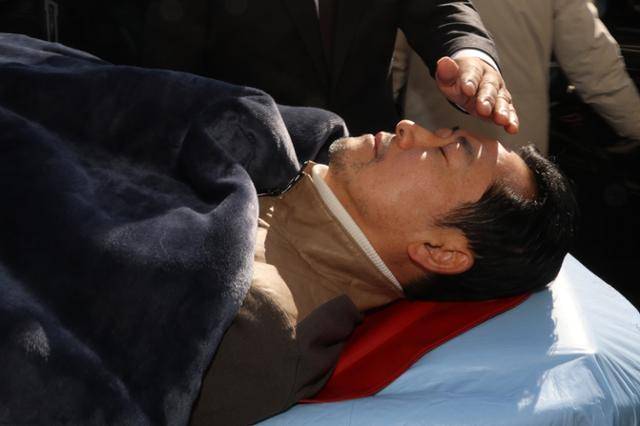 22일 통일교·공천헌금 '쌍특검' 수용을 요구하며 여드레째 단식을 이어가던 장동혁 국민의힘 대표가 건강 악화로 국회에서 병원으로 이송되고 있다. 연합뉴스