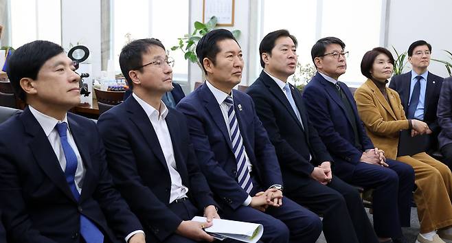 더불어민주당 정청래 대표와 한병도 원내대표를 비롯한 지도부가 21일 서울 여의도 국회 당대표실에서 이재명 대통령 신년 기자회견 생중계를 지켜보고 있다. 뉴스1