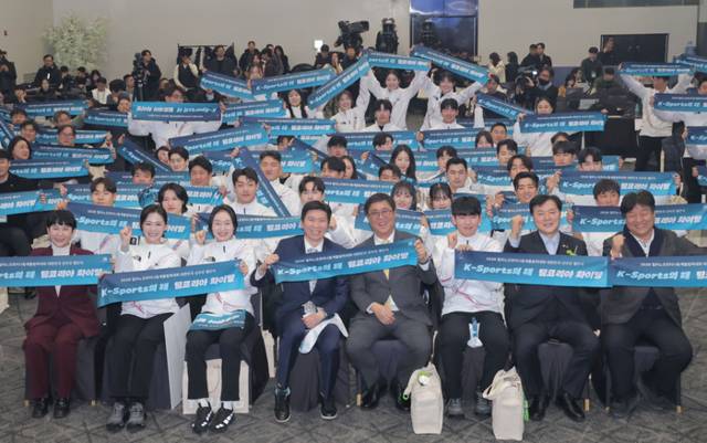 ▲ 22일 서울 올림픽파크텔에서 열린 2026 밀라노 동계올림픽 선수단 결단식에서 유승민 대한체육회장과 이수경 선수단장, 출전 선수들이 기념촬영을 하고 있다. 연합뉴스