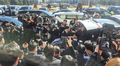 ▲22일 장 대표가 국회 앞 앰뷸런스로 들어가는 모습. 장 대표가 단식 텐트에서 나와 구조대원들과 당 지도부에 둘러싸여 휠체어에 앉고 앰뷸런스로 이동하는 동안 해당 장면을 포착하려는 60~70여명의 취재진이 에워쌌다. 사진=김예리 기자