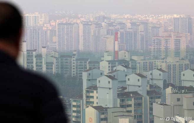 정부의 잇단 부동산 규제 이후 비교적 잠잠했던 서울 외곽지역 아파트값이 꿈틀거리고 있다. 노원·도봉·강북(노도강)과 금천·관악·구로(금관구) 지역을 중심으로 신고가 거래가 잇따르며, 집값 상승 흐름이 외곽으로 확산하는 양상이다. 사진은 15일 오후 서울 강북구 북서울꿈의숲 전망대에서 바라본 강북 지역 아파트 단지 모습. /사진=뉴시스