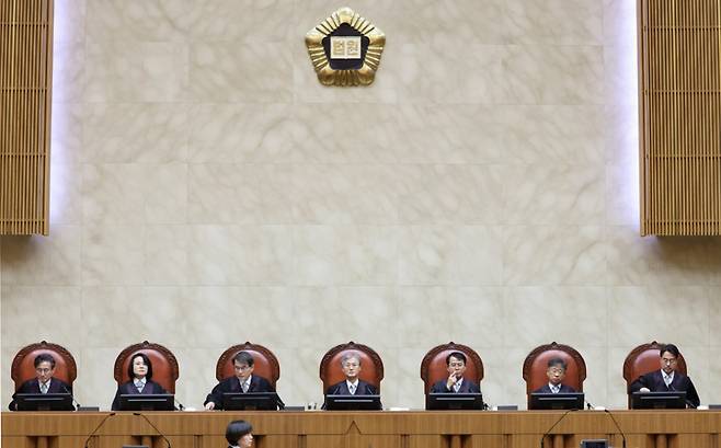 조희대 대법원장과 대법관들이 22일 오후 서울 서초구 대법원 대법정에서 열린 전원합의체 선고를 위해 입장해 자리하고 있다./사진=뉴스1